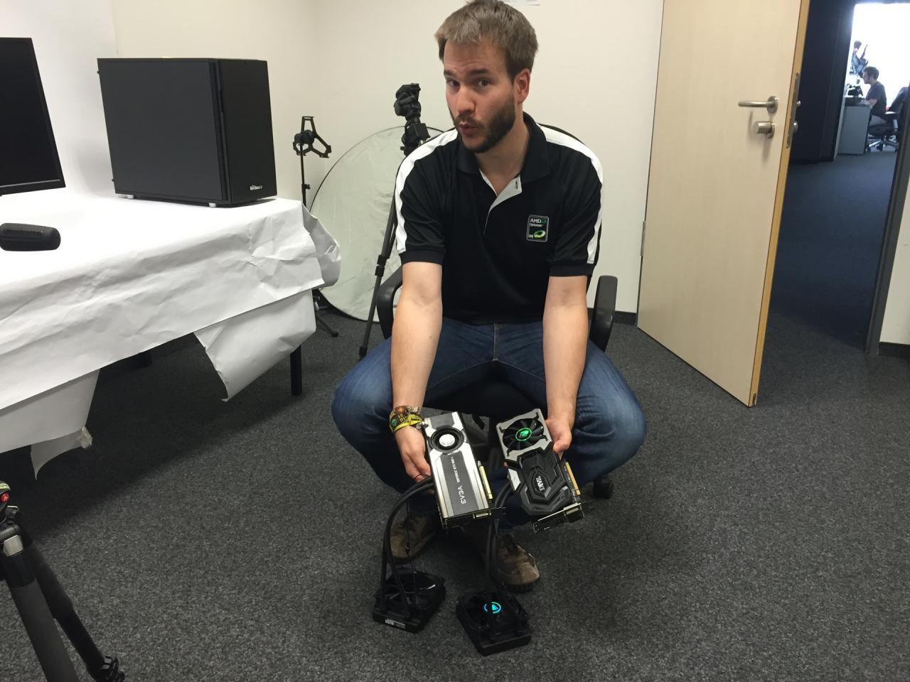 [16/10/2015] Wenn unser Downsampling-Gott und leitender Redakteur Raff so ein Gesicht wie im Bild zieht, dann tut ihm entweder etwas weh oder er hat eine oder gleich zwei Grafikkarten in der Hand, die ihm ganz besonders gefallen. Hier trifft wohl eher letztgenannte Vermutung zu, denn sowohl die Powercolor Devil Radeon R9 390X als auch die EVGA GTX 980 Ti Hybrid sind schon zwei Renderboliden, die nicht nur Raffs Herz höher schlagen lassen. Der erste, der nachfragte, ob er sich eins der guten Stücke (dauerhaft) ausleihen könne, war unser Spieleonkel, in dessen Spielemini sie dann wohl für immer verschwunden wäre ...