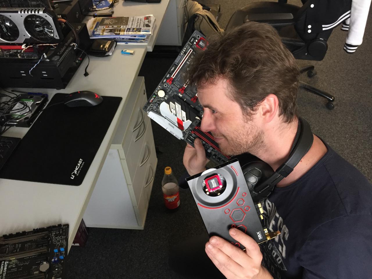 [16/10/2015] 18.10.2015: Da hat sich unser Redakteur mit dem audiophilen Gehörgang aber einiges vorgenommen, wenn er den qualitativen Soundvergleich zwischen einer dedizierten Soundkarte und einem Onboard-Lösung durchführen will. Wie Sie sehen hat er die Hardware für den Vergleich mit dem Soundblaster ZXRi (Gigabyte Z170X Gaming G1 für 550 Euro) und der Soundblaster ZXR schon einmal treffend gewählt. Doch so wie im Bild gezeigt, wird das wohl nichts mit der Geräuschkulisse. Ok, wir geben mal wieder zu, das Bild ist gestellt, aber das ist auch besser so. Würde es nämlich von einer Audio-Aufnahme des Testvorgangs ergänzt, wäre da neben Pink Floyds Money im Loop auch eine Flut von Flüchen zu hören.