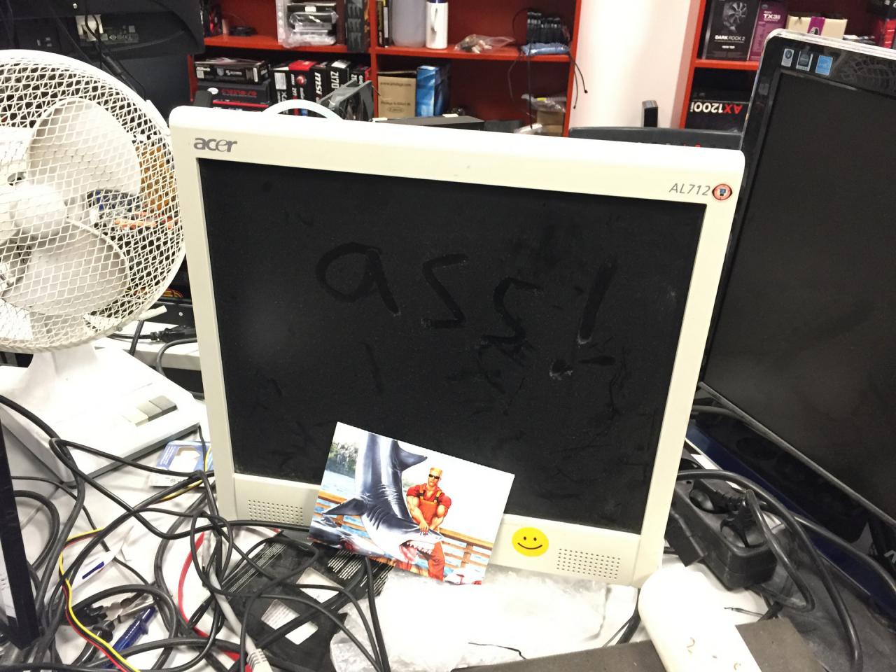 [23/10/2015] 25.10.2015: Wem dieser Monitor gehört, auf dem sich so viel Staub angesammelt hat, dass man dort schon ein böses und bevorzugt vom FluchPhil geäußertes Wort niederschreiben kann, verraten wir nicht. Und um ihren Blick auch schnell wieder von dem Hauptwort der Reutherschen Unmutsbekundungen abzulenken, haben wir noch eine schöne Postkarte dazugestellt. Den Herrn auf der Karte sollten die meisten kennen, zumal der Duke seine Fans sehr, sehr lange auf seinen neuesten Spielauftritt hat warten lassen. Viel witziger ist, dass es sich hier um eine Teilnahmekarte für unser Gewinnspiel zum 15-jährigen Bestehen der PCGH handelt. Da wollte wohl jemand das Glück mit einem besonders schönen Eye Catcher positiv beeinflussen.