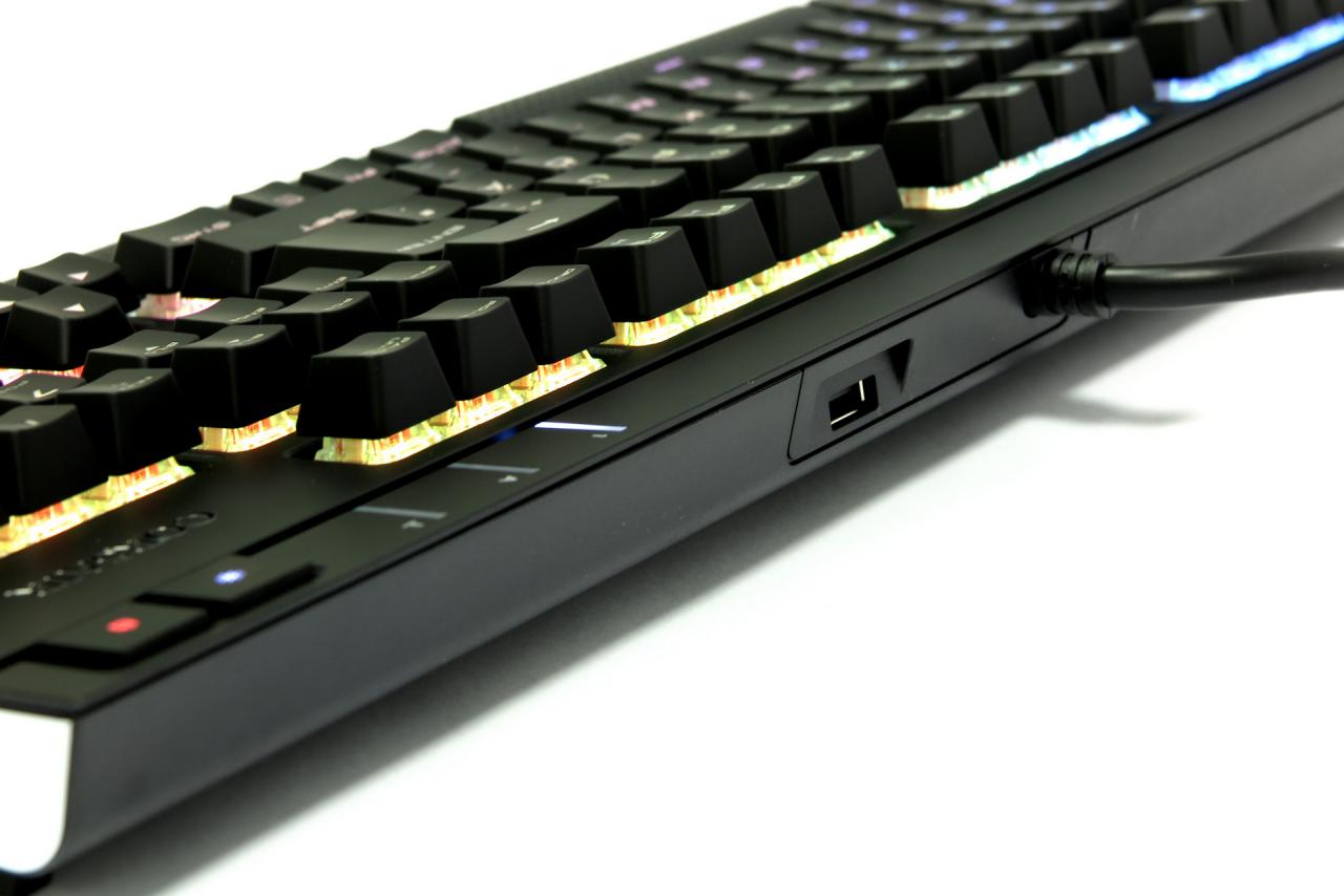 [25/11/2015] Corsair Strafe RGB MX Silent: Mechanischer Leisetreter im Test (7)