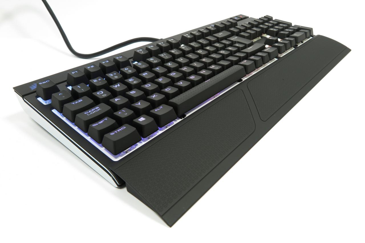 [25/11/2015] Corsair Strafe RGB MX Silent: Mechanischer Leisetreter im Test (1)