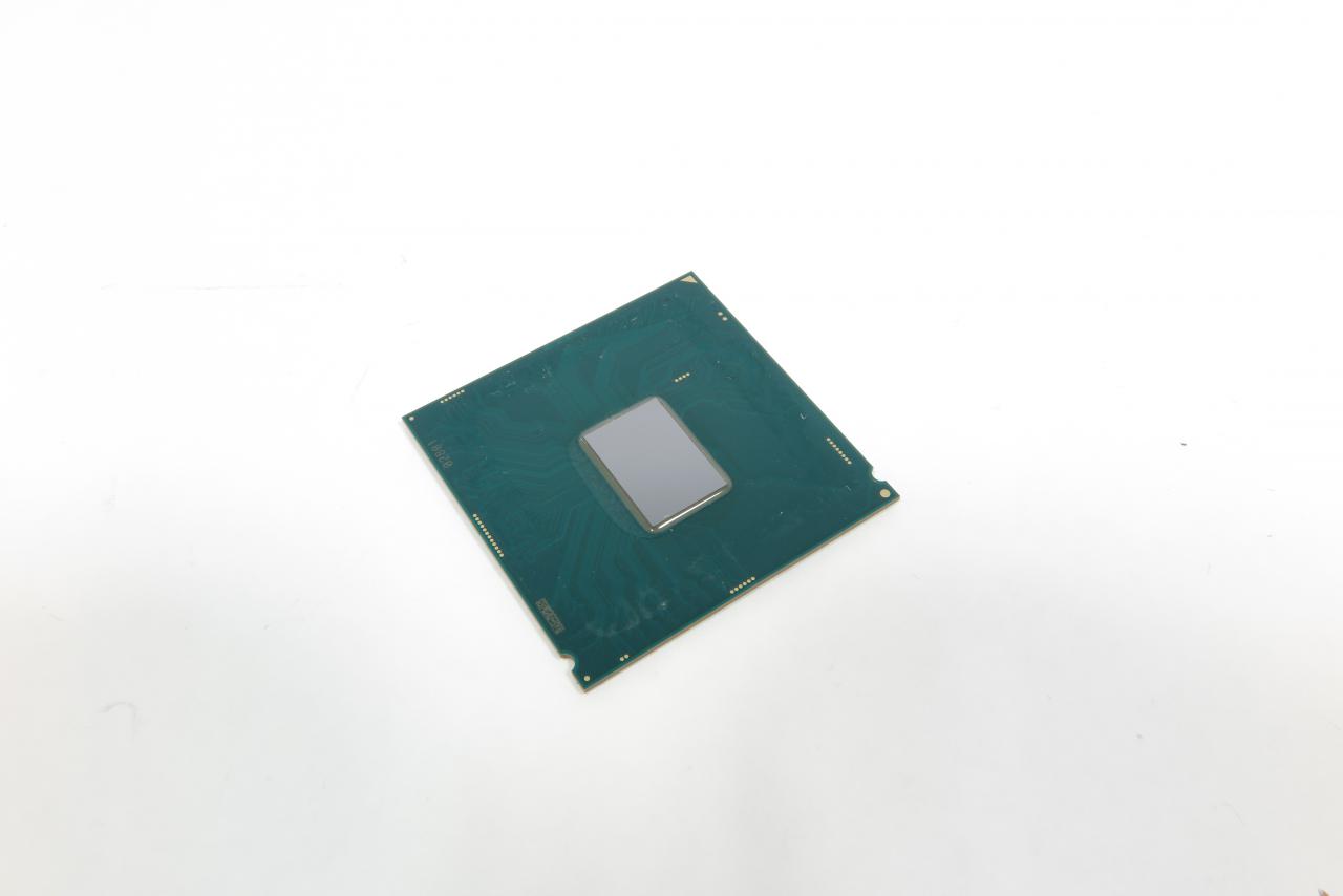 [27/11/2015] Für den Einbau in einen CPU-Sockel müssen die eng beeinanderliegenden Kontakte des Silizium-Chips auf die größere Fläche des Substrats verteilt werden. Lasten innerhalb der Spezifikation werden vom Heatspreader (hier entfernt) so verteilt, dass die feine Platine nicht beschädigt wird.