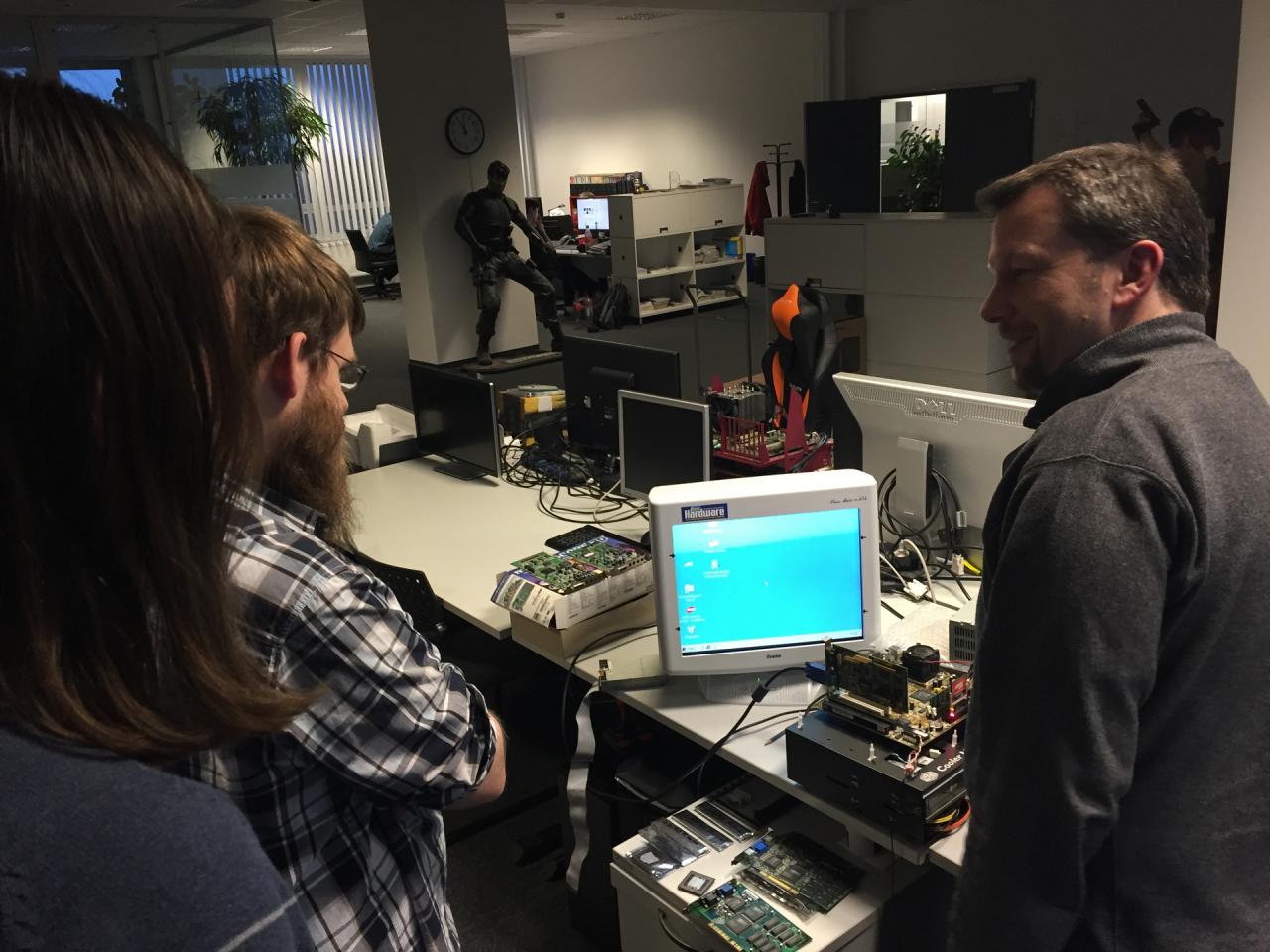 [05/11/2015] Da freut sich unser Forenboss mit dem Rauschebart aber, dass der Carsten für den für die kommende PCGH-Ausgabe geplanten Artikel 
