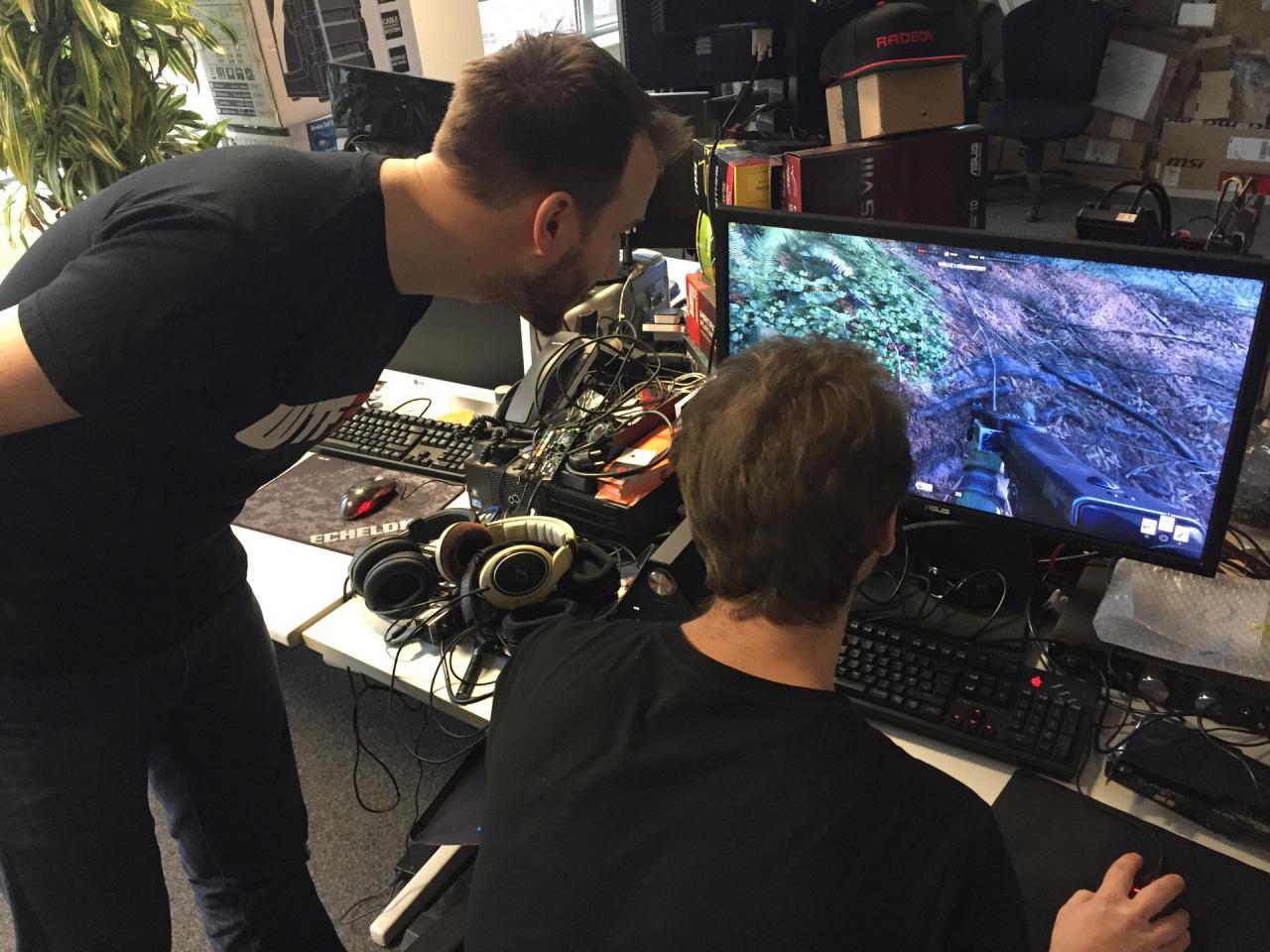 [20/11/2015] Nach dem Goat-Simulator nun der Pilze-Such-Simulator? Skurril-Simulator-Geschädigte dürfen wir beruhigen: Die beiden Kollegen befinden sich nicht auf einer virtuellen Pilzsuche, sondern beäugen sorgfältigst die edlen Texturen in Star Wars Battlefront
