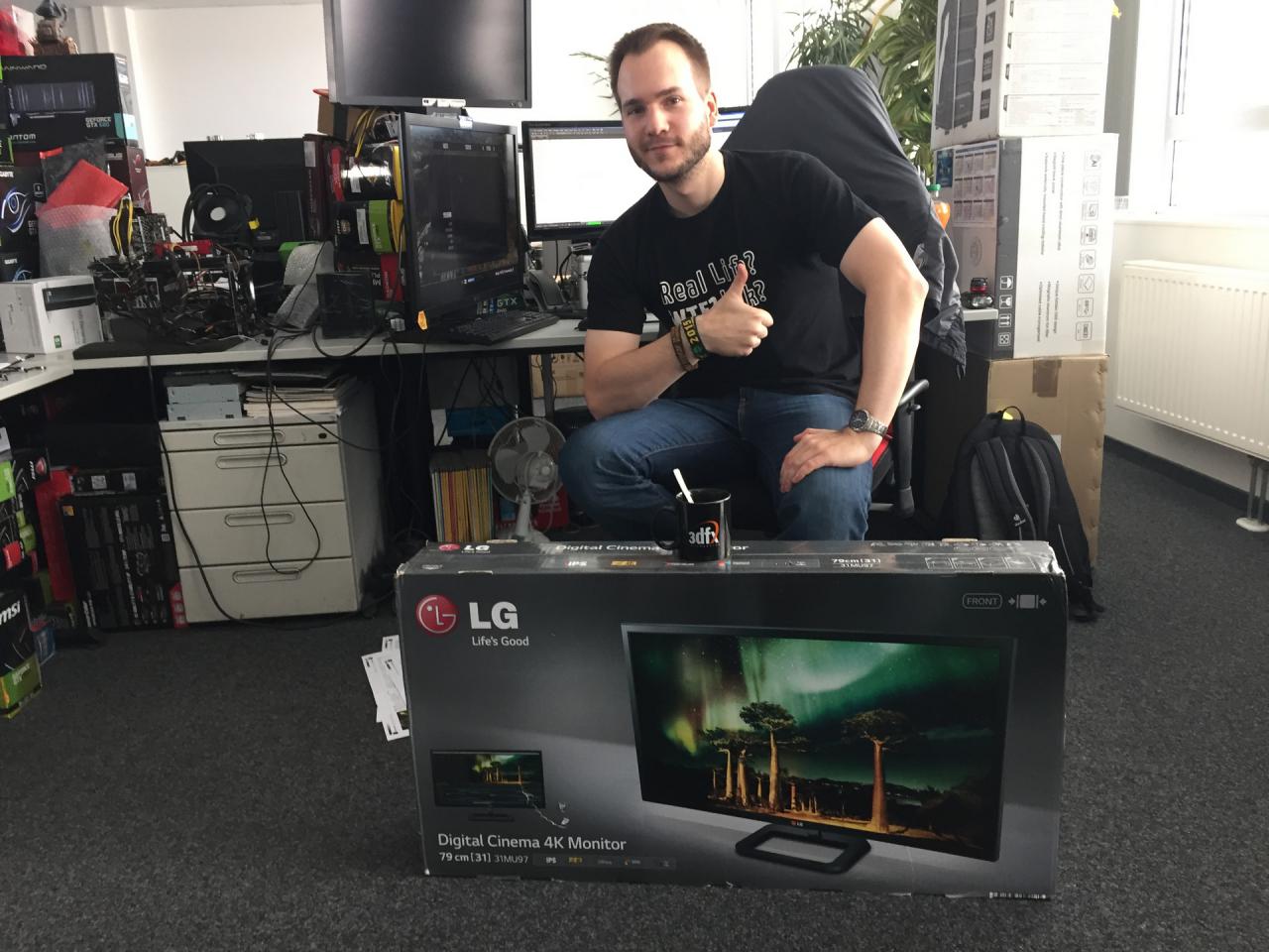 [20/11/2015] Nachdem er tagtäglich die Vorzüge von 4K beim Benchen beobachten darf, könnte unser Grafikguru Raff nicht mehr widerstehen: Er entsorgte sein grobpixeliges 1600p-Display [Anmerkung von Raff: Eigentlich ist es mal wieder gestorben und wurde erneut gebacken -> folgende Bilder] und stellte sich stattdessen ein State-of-the-Art-Modell in Form dieses 31MU97 von LG mit 4.096 × 2.160 Pixeln hin.