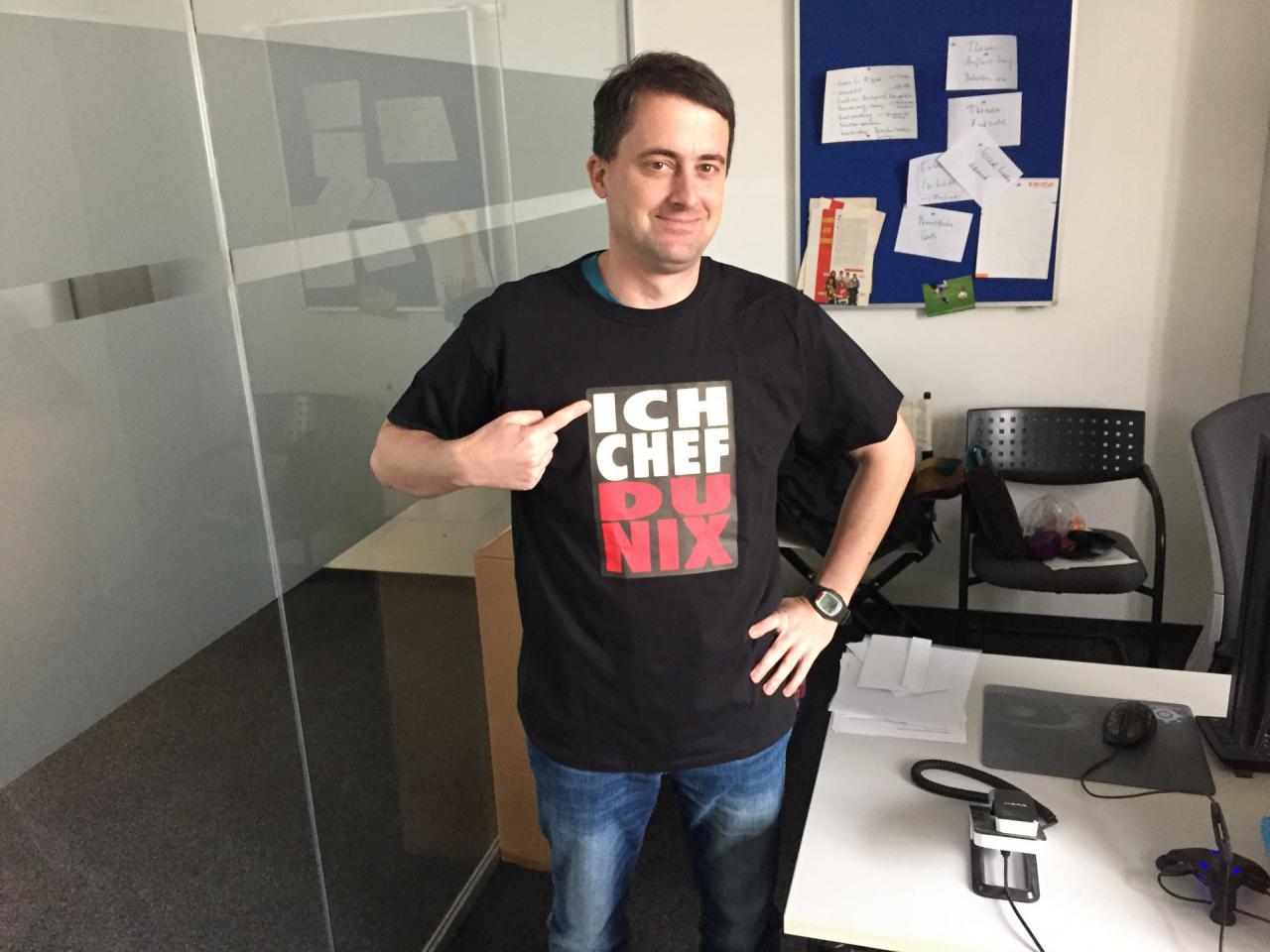[27/11/2015] 29.11.2015: Wir Redakteure würde die Macht und Position unsere Meisters Thilo ja nie anzweifeln und ehrlich gesagt lässt er auch den Boss nicht raushängen. Unser Leser Dirk Anlauf scheint das jedoch anders zu vermuten, denn er schickte Thilo zum 15 Jährigen Bestehen der PCGH dieses ausdrucksstarke T-Shirt und wünscht Herrn Bayer auch noch viel Freude mit dem Geschenk. Aber mehr ehrlich lieber Dirk, wir glauben Herr Bayer genießt auch so noch ausreichend Respekt unter uns Redakteuren, dass er keine seine Position stärkende Kleidung benötigt. Wir, vor allem unser geliebter und allzeit respektierte Chef sagen trotzdem 