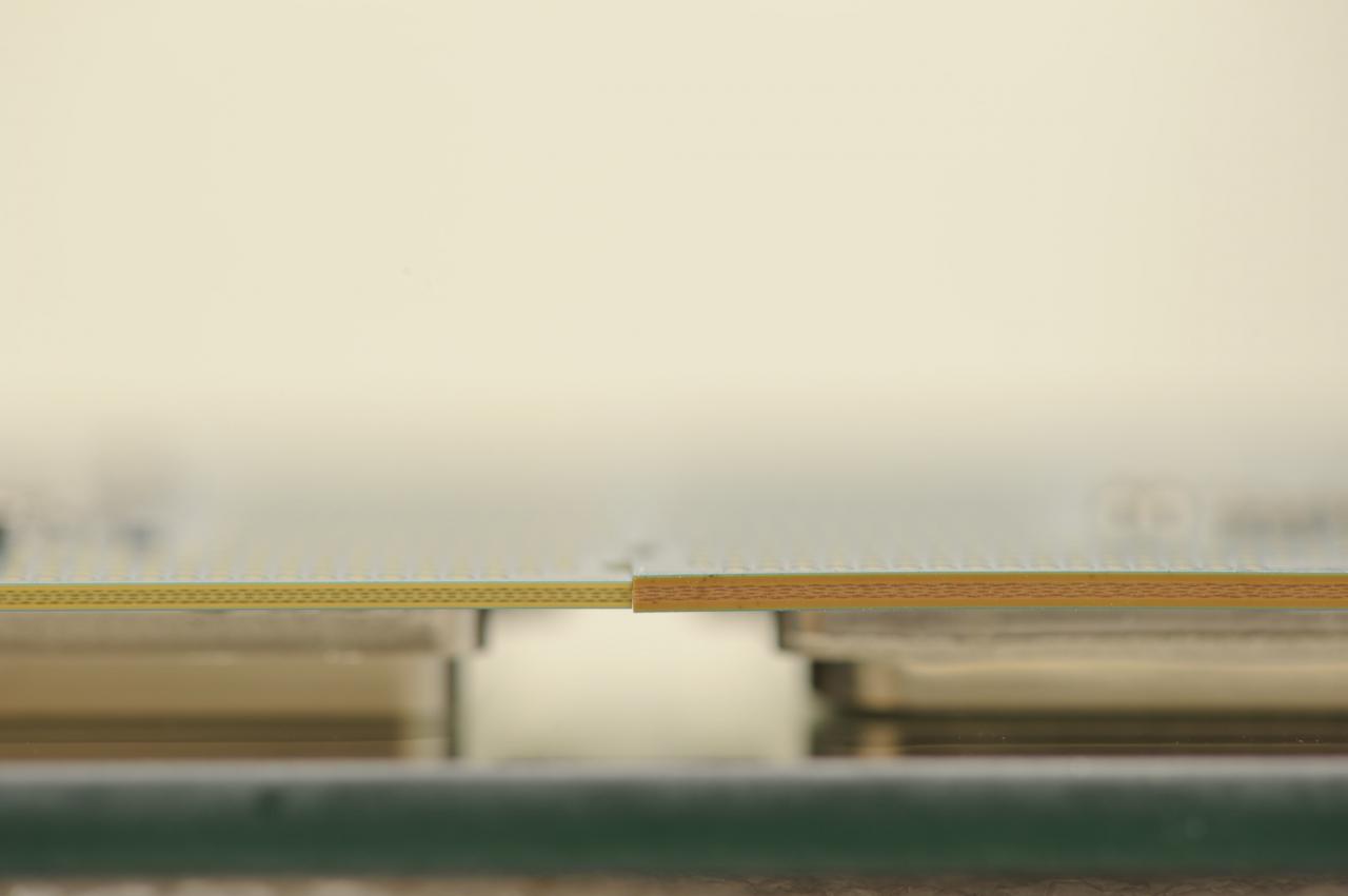 [27/11/2015] Skylake (links) im Vergleich mit Broadwell (rechts): Das Substrat der CPU fällt deutlich dünner aus.