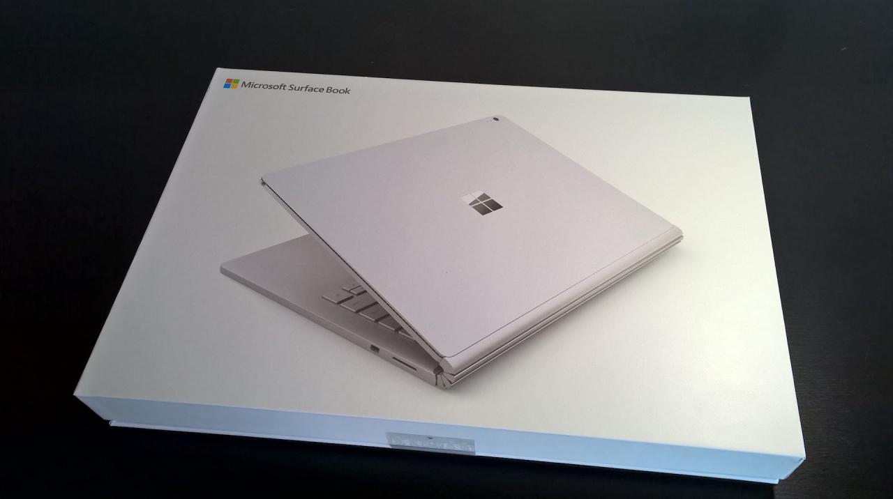 [02/11/2015] Apple-Charme: bei der Verpackung setzt Microsoft auf Understatement, inklusive kleiner aufklapbarer Pappkarte, in der die Bedienungsanleitung und Garantie hinterlegt ist.
