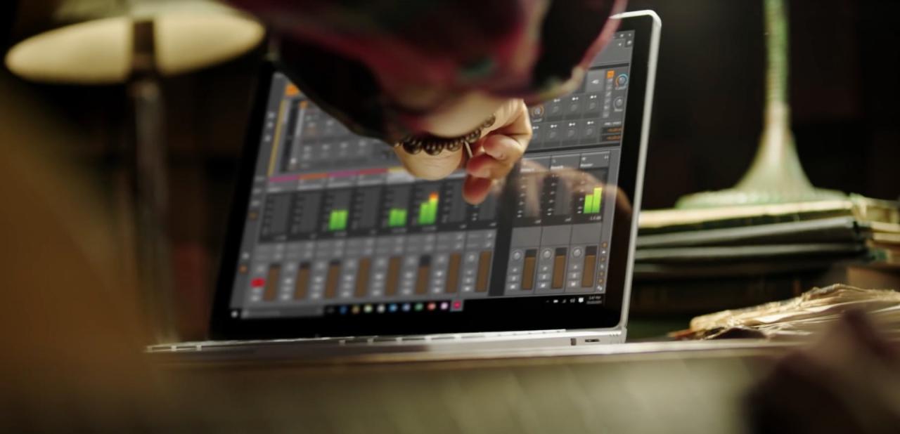 [02/11/2015] Das Surface Book ist in erster Linie ein Produktivitätsmonster mit exzellentem Display. Sollten Sie es für den Job brauchen, können sie damit notfalls auch spielen. Für ambitionierte Gamer gibt's aber deutlich bessere Angebote im Notebook-Markt, die lediglich ein Kilo mehr wiegen.