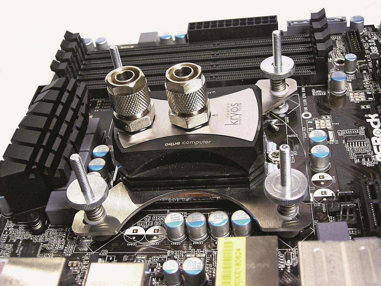 [03/12/2015] CPU-Wasserkühler sind im Vergleich zu Luftkühlern winzig und entsprechend einfach zu montieren.