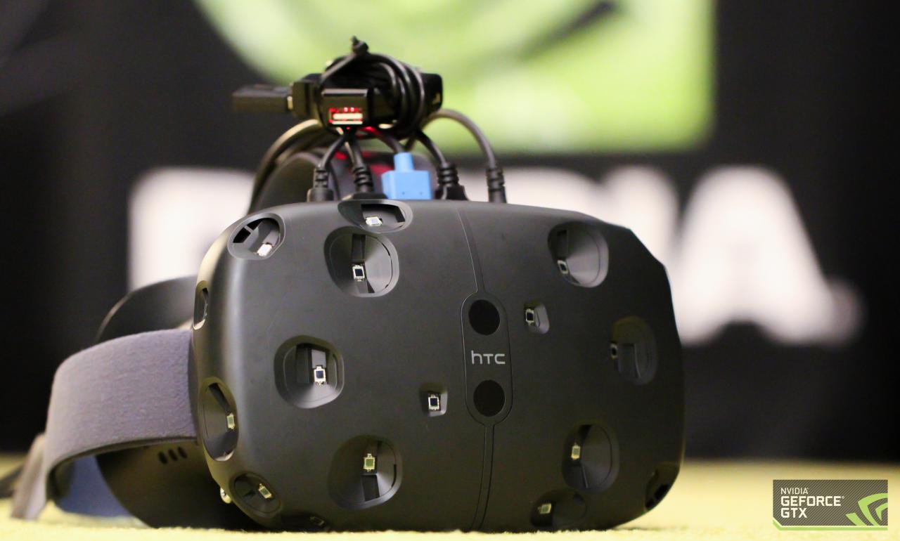 [18/12/2015] Die zahlreichen Sensoren am Vive-Headset sind dafür nötig, dass die Kameras sie im Raum orten können - schön sieht natürlich anders aus.