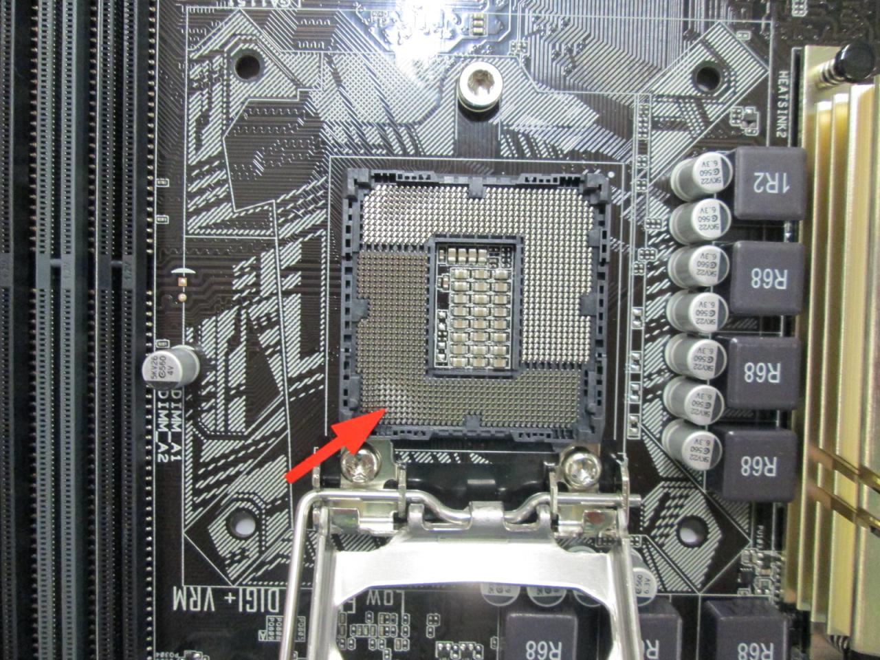 [01/12/2015] Zerstörter Skylake (2): Die CPU hat in den Kontaktfedern des Sockels ihren Abdruck hinterlassen. Neben dem großen Schadensbereich unten links finden sich auch oben links einige leicht verformte Kontakte.