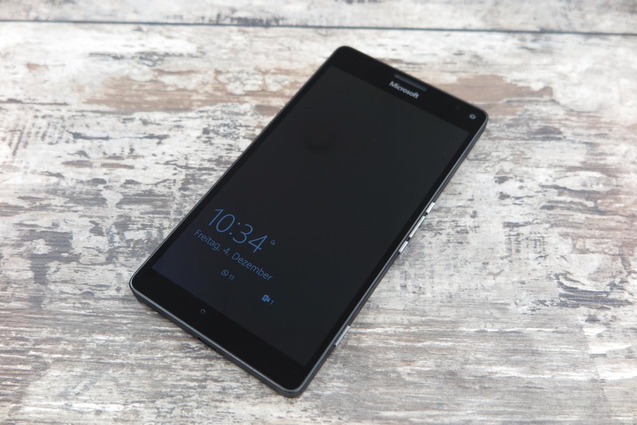 [04/12/2015] Lumia 950 XL: Der Glance-Screen mit Uhrzeit, Datum und verpassten Nachrichten/Mails