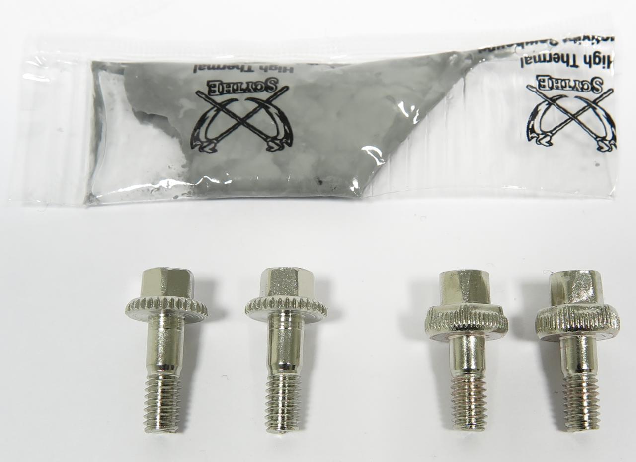 [09/12/2015] Das von Scythe Anfang Dezember verschickte Nachrüstkit enthält ein Päckchen Wärmeleitpaste und zwei verlängerte Halterungsschrauben. Mit den Originalen (rechts) lässt sich die Halterung um 2 mm weiter anziehen. Langfristig möchte Scythe die gleichen Lockerung durch Unterlegscheiben erreichen.