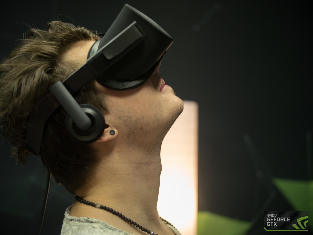 [18/12/2015] Fast schon wieder geruhsam: Bei den meisten Oculus-Spielen kann man einfach sitzen bleiben, die Verkabelung stört so kaum.