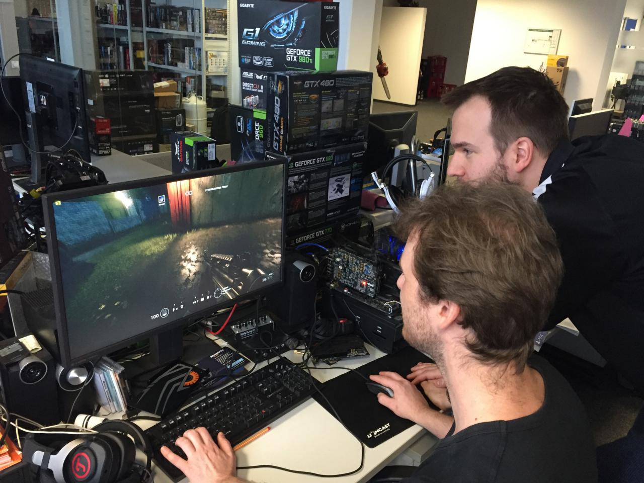 [04/12/2015] Wenn Grafikkompetenzen sich ergänzen ... dann wird zwar nicht jedes Pixel einzeln begutachtet aber trotzdem die optische Güte von PC-Spielen ganz genau unter die Lupe genommen. Eine Szene wie diese ließ sich in der Redaktion diese Woche des Öfteren beobachten. Hier präsentiert unser Redakteur mit dem audiophilen Gehörgang unserem Kantenglättungskönig gerade die visuellen Vorzüge von Rainbow Six: Siege. Kaum war Raff jedoch wieder verschwunden, war es mit der Ruhe von Gold-Öhrchen Reuther wieder vorbei. Der arme wurde von U-Play 