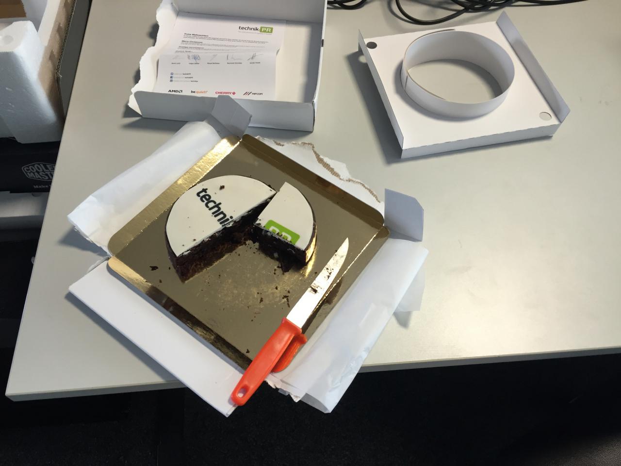 [11/12/2015] Bevorzugt in der Weihnachtszeit erreicht die Redaktion das ein oder andere Geschenk, das vor allem für das leibliche Wohl sorgen soll. Und wie man hier im Bild sieht, das nur rund fünf Minuten nachdem Raff die Süßspeise der Agentur Technik PR auf den Schreibtisch gestellt hat, entstanden ist, werden Geschenke mit hohem Zuckergehalt auch dankend angenommen. Sollten Sie auch mal das Bedürfnis verspüren, uns etwas Leckeres zu spenden, dürfen Sie das gerne tun und müssen dazu noch nicht einmal bis Weihnachten warten. Und das Beste ist, Sie können sicher sein, dass ihre Spende hier löblich erwähnt wird. Diesmal geht unser allerbester Dank an die Truppe von Technik PR!