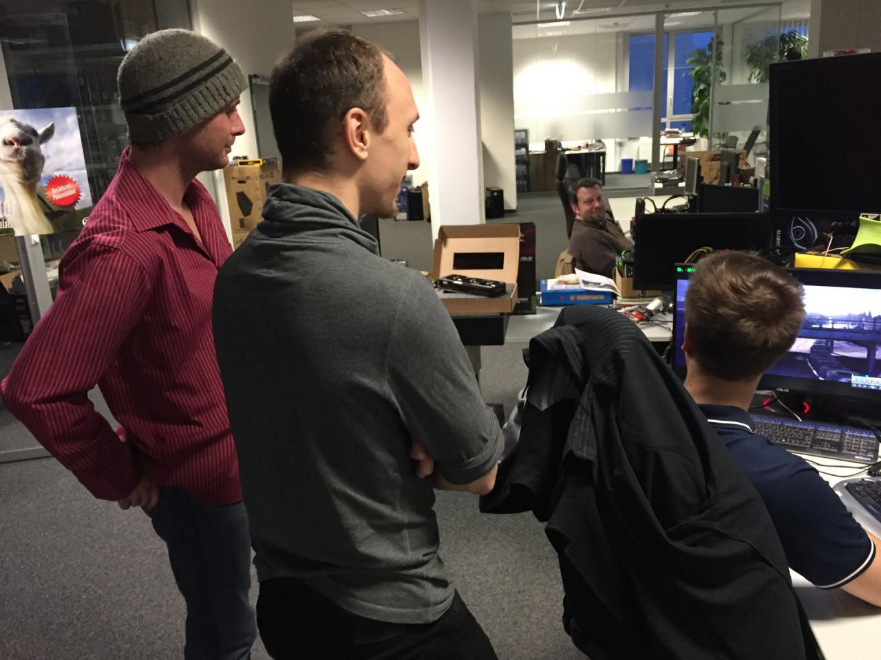 [11/12/2015] Wenn sich gewisse besonders Games-affine Redakteure bei unserem Raff am Arbeitsplatz sammeln, dann gibt es da in der Regel immer etwas Besonderes zu bewundern. Wie Sie an den verschränkten Armen unseres Neuzugangs Mattes 