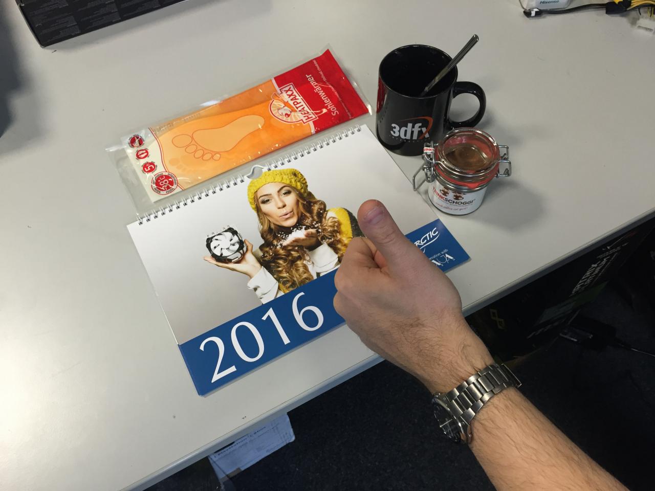 [18/12/2015] Ja, ja, unser Grafik-Guru hat nun schon das zweite Geschenk bekommen, das in einem Dezember mit regulären Temperaturen recht hilfreich wäre. Sein Konterfei wollte Herr Vötter mal wieder nicht im Bild sehen, lieber bekundet er seine Entzückung über die leckere Trinkschokolade und die bei den aktuellen Herbsttemperaturen leider gar nicht passenden Sohlenwärmer mit dem Vötterschen Daumen sowie seiner Tasse, die, wie wir immer unken, gar keiner mehr sehen will. Und da beide Geschenke des Kühlspezialisten Arctic bisher nicht auf dem Verteilertisch für die Allgemeinheit gelandet sind nehmen wir mal an, dass Raff auf warme Füße in seiner durch sein hohes Verlangen an Frischluft immer ausgekühlten Render-Ritterburg steht. Wie auch immer. Herzlichen Dank für die kreativen Geschenke!
