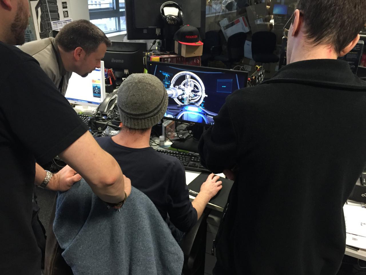 [18/12/2015] An Chris Roberts' Star Citizen scheiden sich hier in der Redaktion die Geister. Auf der einen Seite hat der vielleicht schon etwas überambitionierte Weltraumspielentwickler mit Carsten und Mattes echte Fans, die als treue Backer das gewagte und sich immer noch in der Alpha-Phase befindliche Projekt sogar finanziell unterstützen. Auf der andere Seite gibt es einige Herren, deren Namen wir hier verschweigen, die den Release von Star Citizen frühestens für das Jahr 2020 prognostizieren und eher fragen 