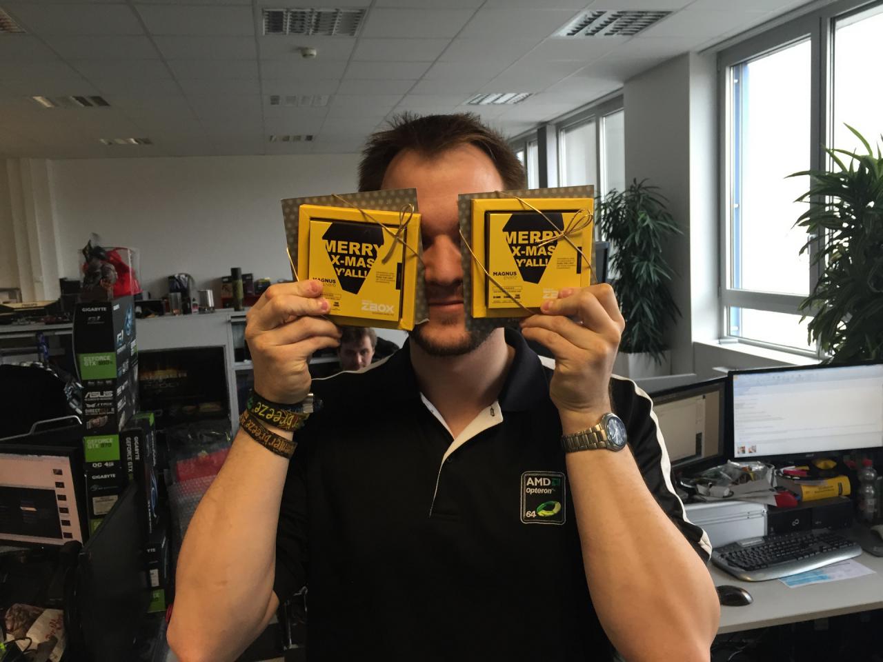 [18/12/2015] Raffs zweiter Versuch zu vertuschen, dass auch Teile dieser süßen Weihnachtspräsente von Zotac an ihn gingen, gelingt noch schlechter als der Täuschungsversuch mit dem Daumen und der Tasse. Da der Grafik-Guru aber immer für Späßkens und nicht ganz so ernst gemeinte Aufnahmen zu haben ist, hat er sich auch mit diesen Geschenken ablichten lassen, um sich stellvertretend für den Rest der Redakteure bei Zotac zu bedanken. Die Zuckerdosis in Pralinenform wurde nämlich gerade in der Abgabewoche dankend angenommen.