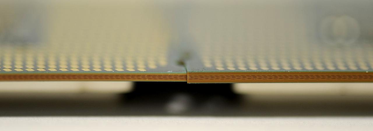 [09/12/2015] Das Substrat von Skylake (links) ist mit 0,8 mm deutlich dünner, als bei älteren Intel-CPUs.