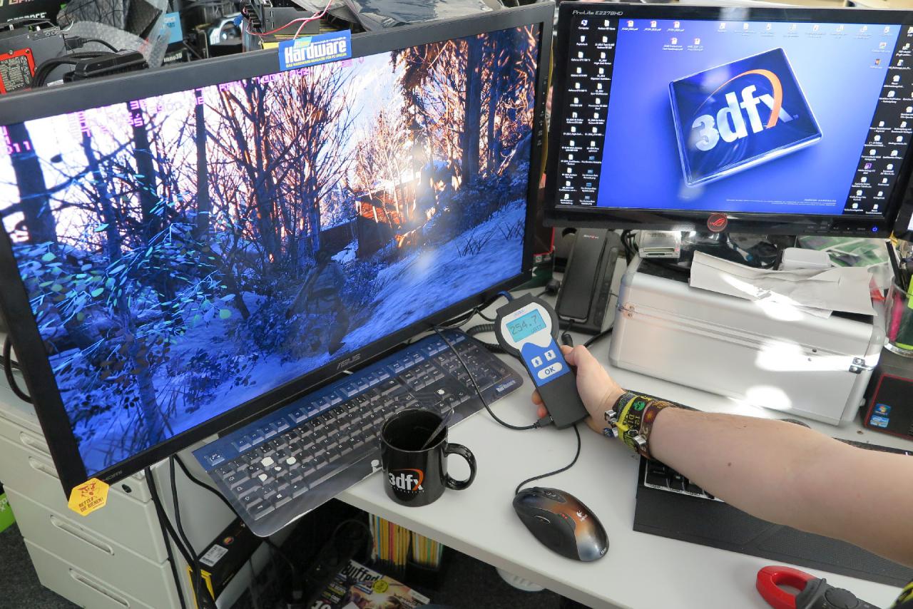 [29/01/2016] Neben The Division war in der Redaktion Rise of the Tomb Raider das Thema der Woche. Auch wenn sich viele Szenen in Laras neuem Abenteuer in frostigen Gefilden zutragen, bedeutet das noch lange nicht, dass diese vom System cool weggesteckt werden. Die Messungen von Grafikmeister Raff zeigen jedoch, dass beim Spielen auf seinem System moderate 254 Watt verbraucht werden. Vielleicht sorgt das für das derzeit so mollig warme Wetter außerhalb von Tomb Raider? Auf jeden Fall dürfen Sie sich über einen hübschen Artikel mit allerhand Fury, Watt, Volt und Grad Celsius freuen.