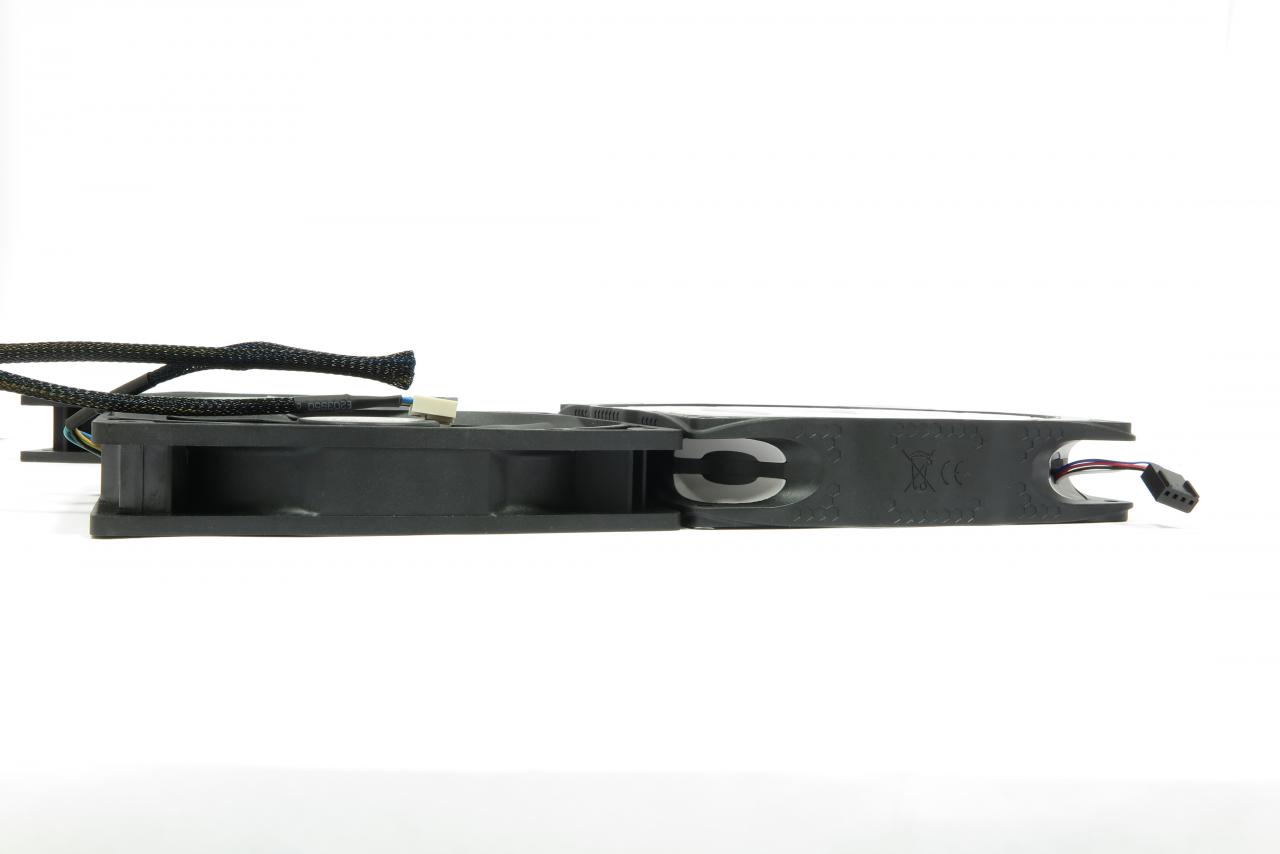 [15/01/2016] Die Noiseblocker Eloop B14 sind vier Millimeter Dicker, als normale 14-cm-Lüfter. Halterungen, die mehr als den hinteren Teil des Lüfterrahmens greifen, haben damit ein Problem.