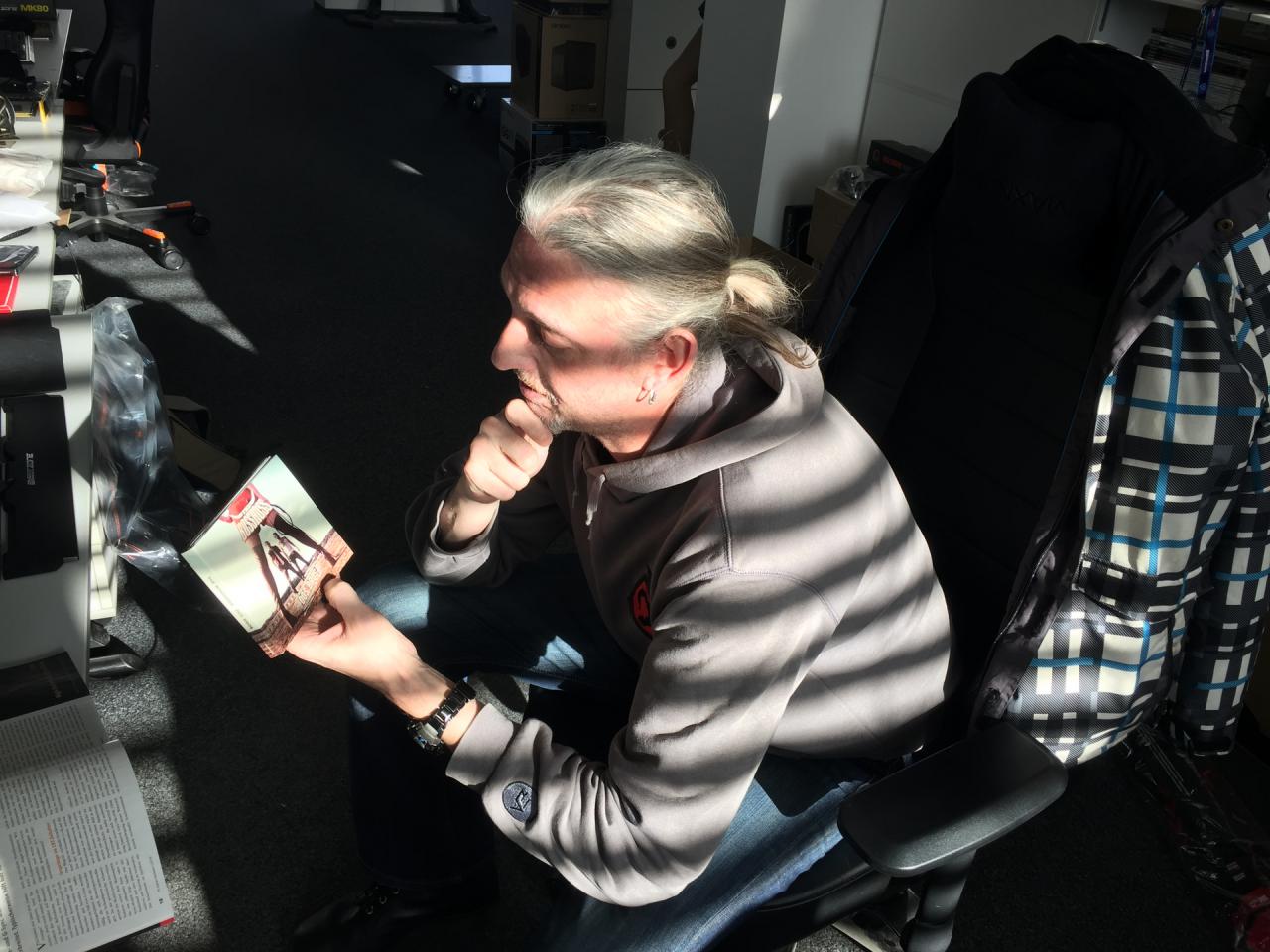 [08/01/2016] Unser selbst ernannter Papst der mechanischen Tastaturen ist nebenbei ein eifriger Musikkonsument und freut sich immer, wenn sein Kollege und Kumpel mit dem edlen Gehörgang mal wieder audiophiles Material bei Amazon geordert hat. Doch wie man den Spieleonkel kennt, ist der stets kritisch, und weiß noch nicht, ob es die neue Boss-Hoss-Scheibe auf seine Bestenliste schaffen wird. Und ehe Sie sich jetzt fragen, ob unser Redaktions-Dino nicht genauso im Stress steckt wie seine Kollegen, klären wir auf, dass Herr Stöwer die Hörprobe selbstverständlich in seine Mittagspause gelegt hat.