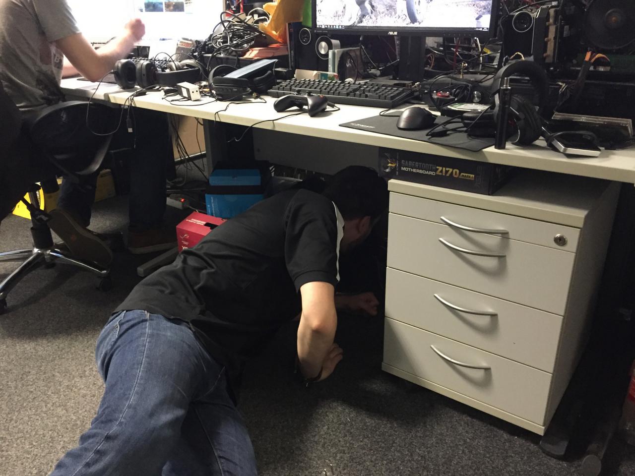 [08/01/2016] Wenn unser Grafik-Guru auf einmal unter dem Schreibtisch verschwindet, dann ist er weder auf der Suche nach dem gestrigen Tag oder Mäusen in der Redaktion, die irgendwelche Kabel angenagt haben. Obwohl, in puncto Kabel liegen wir bei der Bildbeschreibung gar nicht so falsch, denn Raff ist hier wirklich auf der Suche nach einem falsch oder gar nicht angeschlossene Strom- respektive Monitorkabel. Als er nämlich nach dem Urlaub seine Monitor-Burg entern wollte, war doch glatt auf einem der zahlreichen Mattscheiben kein Bild zu sehen. Für Raff ein skandalöser Zustand, den es sofort zu beseitigen galt.