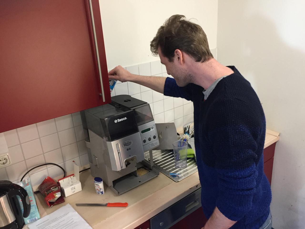 [08/01/2016] Da Kaffee definitiv das Lebenselixier des Redakteur ist, bricht in der Redaktion natürlich Panik aus, wenn der Kaffeebrunnen mal nicht sprudelt. Und da unsere Frischbrühmaschine auch mal gewartet werden muss, haben wir einen der starken Kaffeekonsumenten auch mit der Reinigung beauftragt. Ein Schelm könnte jetzt denken, dass wir den FluchPhil die Aufgabe nur deshalb zugeschanzt haben, weil der sich immer so schön und unterhaltsam bei der Arbeit aufregt. Doch so etwas würden wir ja nie machen. Im Grunde war Reinigungsdienst ja eine Disziplinarstrafe, weil Herr Reuther verschlafen hat. Ob es geholfen hat, wird sich in den nächsten Wochen zeigen.