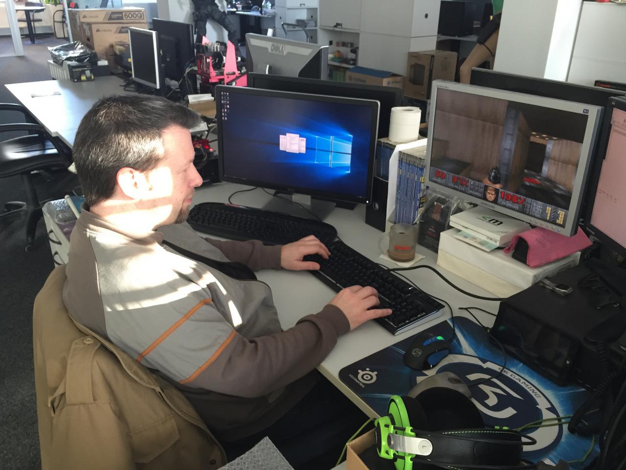 [15/01/2016] Ja, sie sehen richtig, unser Carsten spielt schon wieder während der Arbeitszeit. Und wenn die Indizierung nicht schon vor Monaten aufgehoben worden wäre, könnten wir Ihnen sogar das Beweisbild dafür gar nicht zeigen. Carstens süffisantes Grinsen allerdings zeigt, dass Doom wahrscheinlich eines seiner ersten PC-Spiele überhaupt war und ihm immer noch sehr viel Spaß bereitet. Außerdem schätzt er sich wahrscheinlich sehr glücklich sein Geld unter anderem mit Doom-Zocken zu verdienen - ja, Sie lesen richtig, denn Carstens Exkurs in die Retro-Spielwelt ist Bestandteil seines Mammutartikels mit dem Thema 