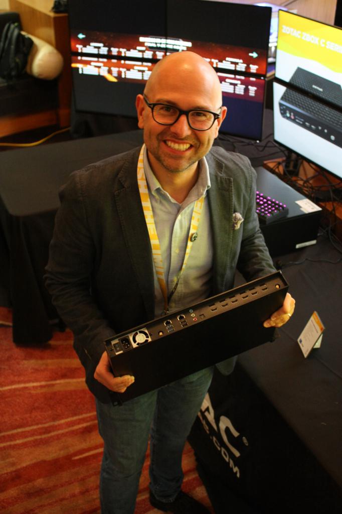 [08/01/2016] Zotac 12 Displays 001 mit Maciej