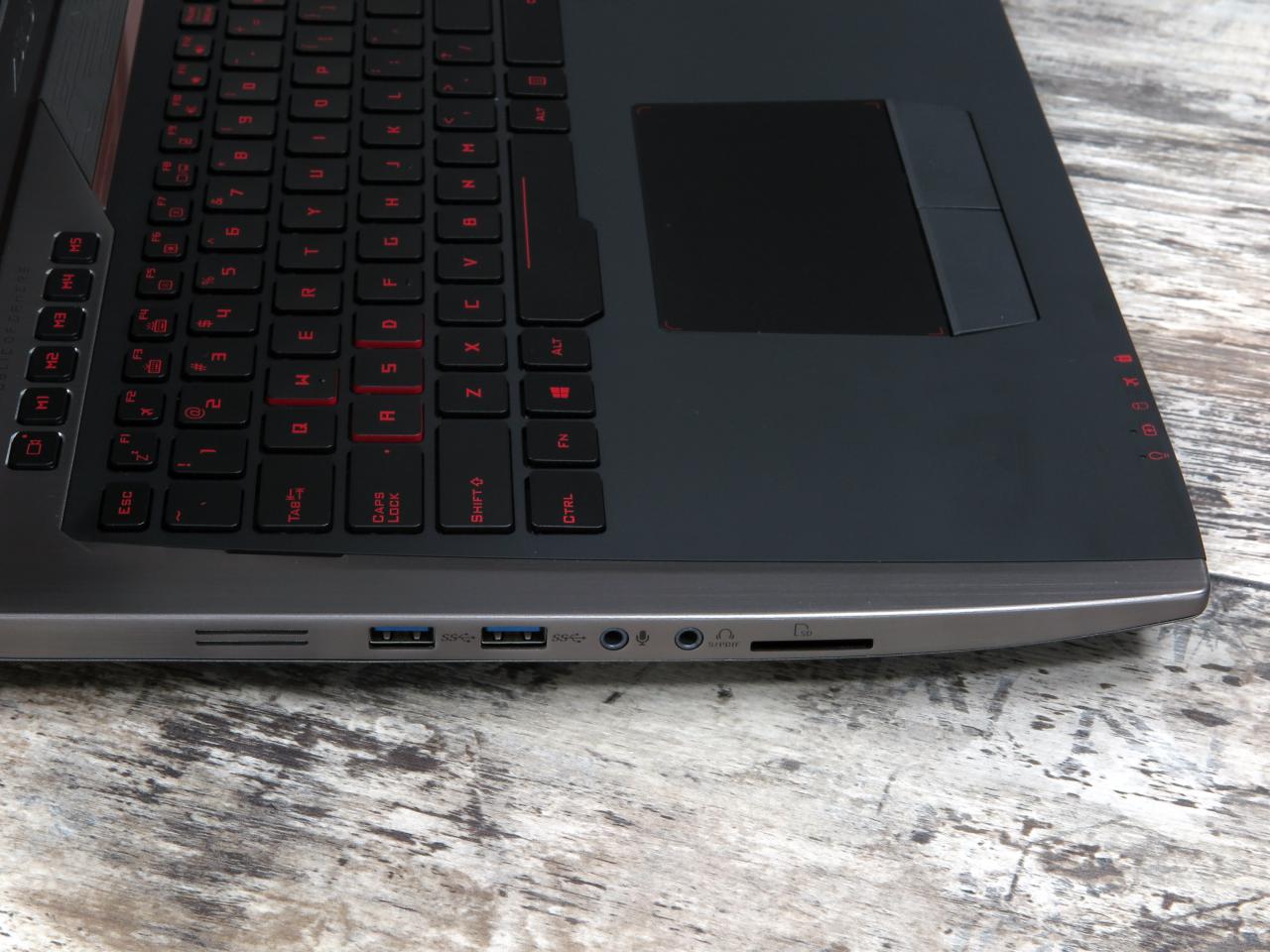 [26/02/2016] Asus GX700: Anschlüsse linksseitig