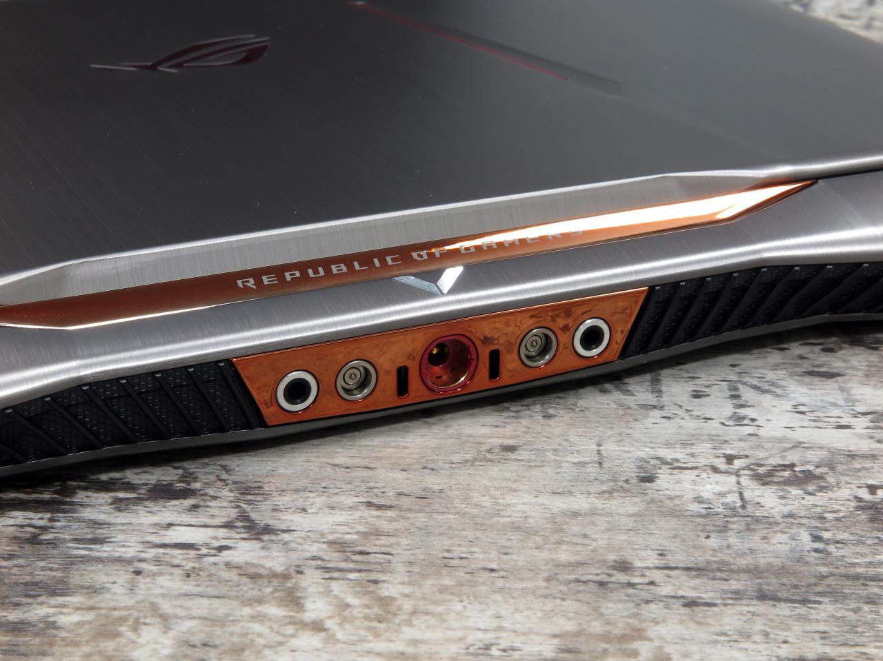 [26/02/2016] Asus GX700: Netzteil- und Wakü-Anschlüsse rückseitig