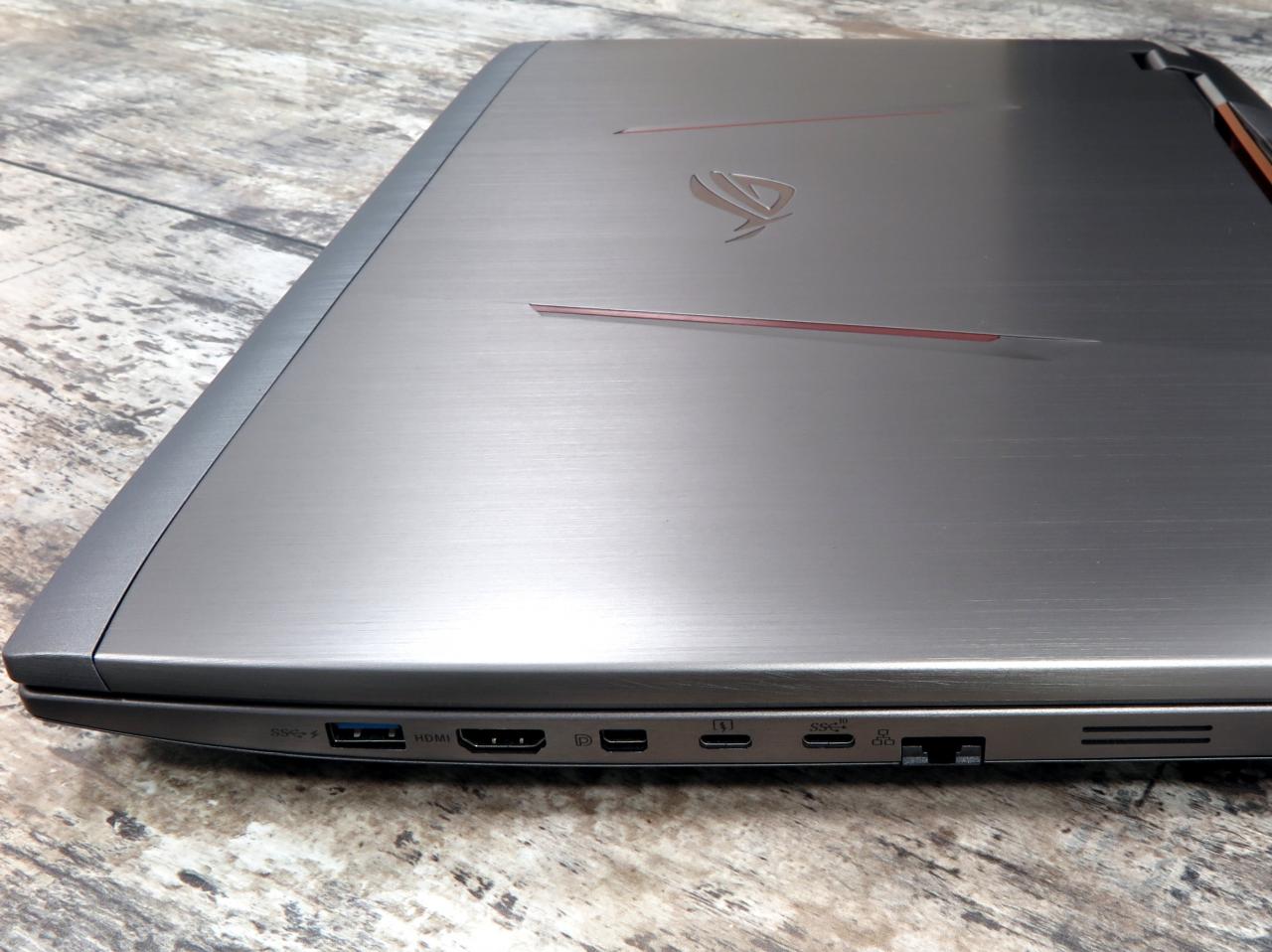 [26/02/2016] Asus GX700: Höhe, Anschlüsse rechtsseitig
