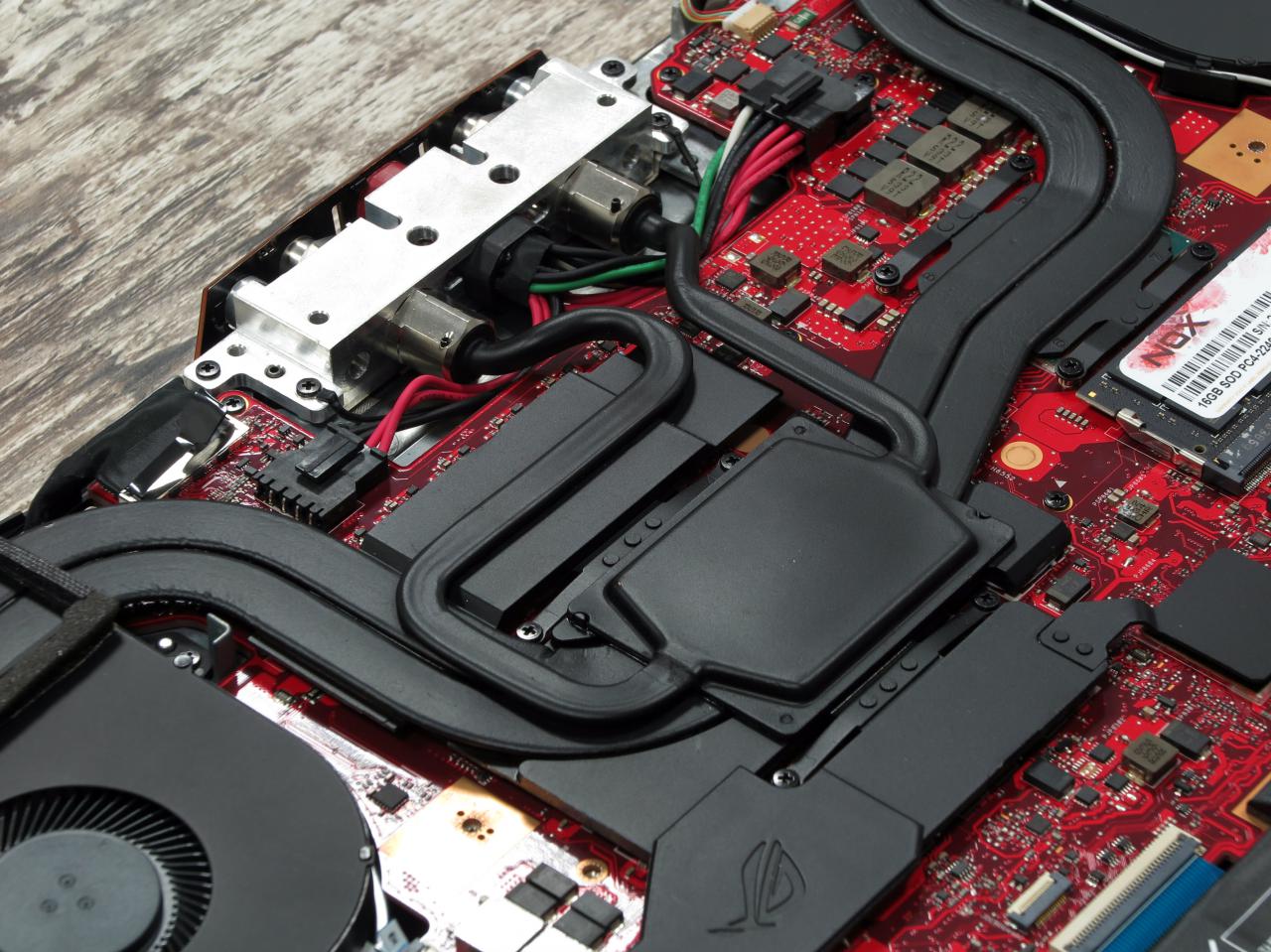 [26/02/2016] Asus GX700: Heatpipes und Wasserleitungen (2)