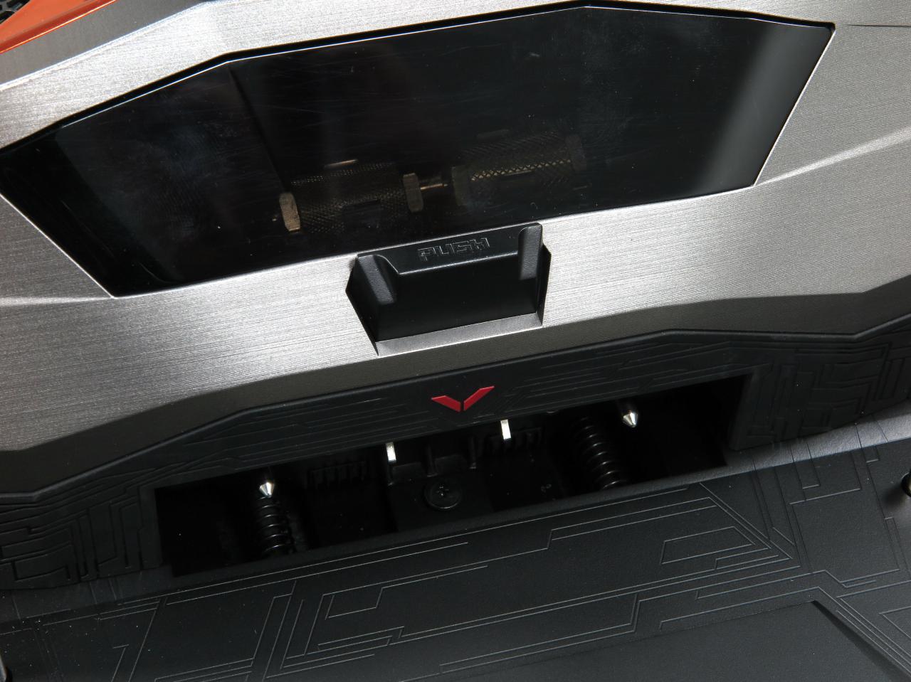 [26/02/2016] Asus GX700: Release-Schalter zur Trennung