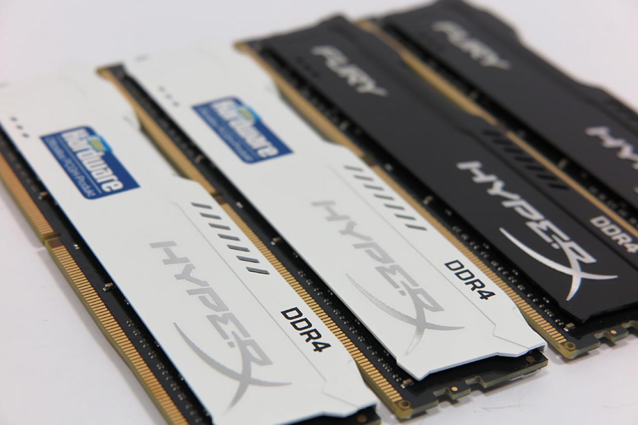 [19/02/2016] Die weißen PCGH-Module im Vergleich zur schwarzen Standard-Variante.