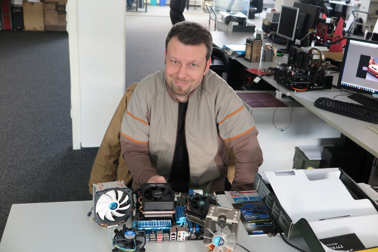 [05/02/2016] Carsten widmete sich diese Woche einem Thema, das ein gestandener PC-Bastler normalerweise meidet, wie der Teufel das Weihwasser: Boxed-Kühler, die absurderweise zum Kühlen von CPUs genutzt werden. Bevor Sie nun den Blick voller Schrecken abwenden und entsetzt aufschreien, lassen wir Sie wissen, dass das Fazit des Kollegen über einige dieser Kühlvorrichtungen erstaunlich gut ausfiel. Welche genau das waren, erfahren Sie in einem der nächsten Artikel.