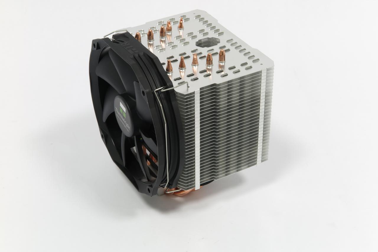 [10/02/2016] Thermalright Macho Direct: Sitzt auf der CPU viel Metall, muss der Lüfter nicht so laut drehen für die Kühlung - er läuft also recht effizient. Der Macho tut das zum fairen Preis von nur etwa 37 Euro. Andere Kühler gibt es da für das Doppelte, während die Leistung bzw. Effizienz nicht direkt proportional mitwachsen.