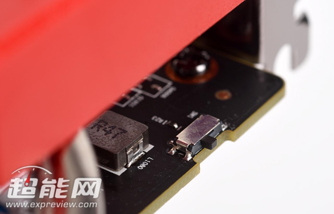 [20/02/2016] Die XFX Radeon R9 380 Crimson Edition mit Aufrüstungsmöglichkeit zu einer R9 380X. (2)