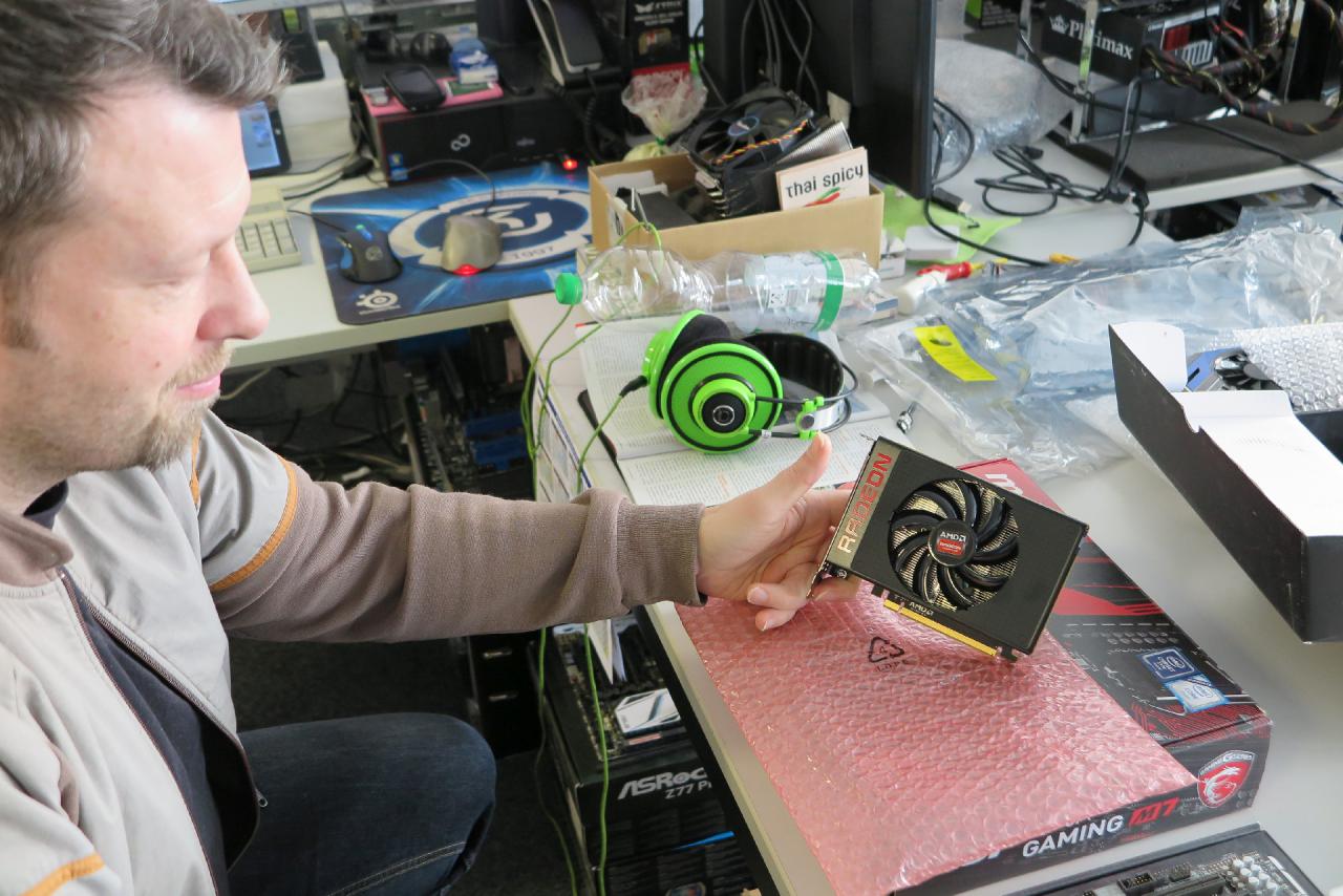 [11/03/2016] Carsten und Raff konnten sich diese Woche über einen neuen, alten Zugang zu unserem Testmuster-Pool freuen. Seit dieser Tage haben wir wieder ein Exemplar der Radeon R9 Nano, nachdem unser vormaliges Muster sich auf den Weg zu anderen Redaktionen machen musste. Der Neuzugang wurde in den Spielen, die für diese Woche auf dem Plan standen, dementsprechend ausgiebig gebencht.