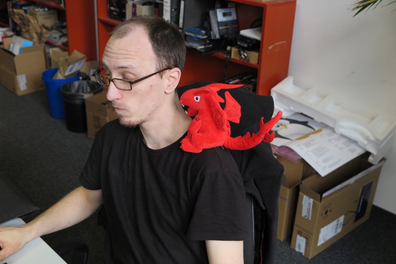 [11/03/2016] Im Laufe der Woche schaute MSI für einen Kurzbesuch in der Redaktion vorbei. Neben einigen neuen interessanten Testmustern hatte MSI dieses kleine Plüschtier mit dabei. Der Zweck dieses kleinen roten Drachen ist noch nicht ganz klar. Jedoch setzte er sich sogleich auf die Schulter von Matthias und begann Formulierungsvorschläge für seine Artikel zu machen. ;-)
