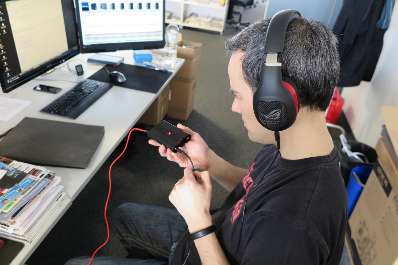 [11/03/2016] Erzürnt über die Arbeitsbedingungen, unter denen Daniel sein Tagewerk bislang verrichten musste, unternahm er vergangene Woche etwas dagegen: Die langen Jahre, in denen er Musik auf dem klanglich minderwertigen Arbeitsrechner hören musste, sind vorbei, seit er diese USB-Soundkarte von Creative Labs angeschlossen hat. So kommt man wieder voll motiviert zur Arbeit.