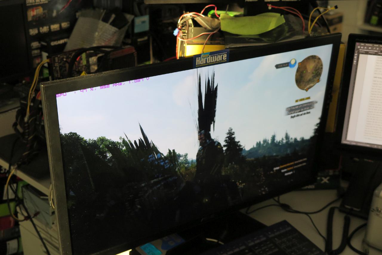 [18/03/2016] Auf diesem Bild sehen Sie nicht etwa den neuesten Haar-Shader aus Raffs Modding-Werkstatt, den er in The Witcher 3 ausprobiert, sondern die Effekte von zu großzügigem Übertakten. Der Grafikeffekt tauchte im Rahmen der Tests zu einem entsprechenden Artikel auf, der in der kommenden PCGH erscheinen wird. Darin finden Sie alle Informationen, falls Sie ebenfalls Sie den Witcher mit beeindruckendem Vollbart und elektrisierter Stehfrisur ausstatten wollen.