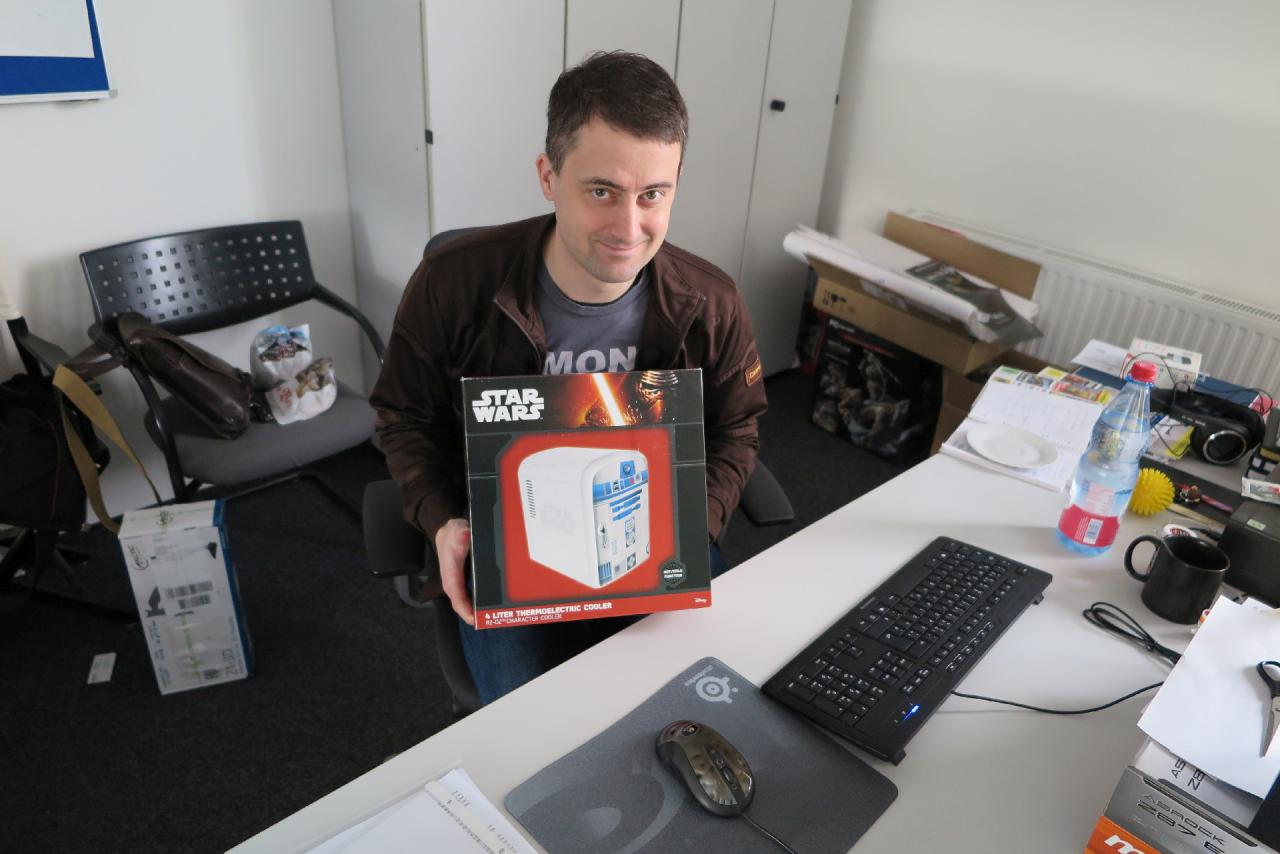 [24/03/2016] Nachdem Meister Thilo diese Woche Star Wars Battlefront offiziell abschwor, kann er Star Wars insgesamt immer noch sehr gut leiden. Das gilt nicht nur für die Filme, sondern auch für so manchen Fanartikel. Denn nur, weil man einem Spiel im Star-Wars-Universum vorerst nichts mehr abgewinnen kann, heißt das noch lange nicht, dass man sich nicht von kühlen Getränken aus dem Innenraum eines R2-D2-Kühlschrankes erfrischen lassen kann.