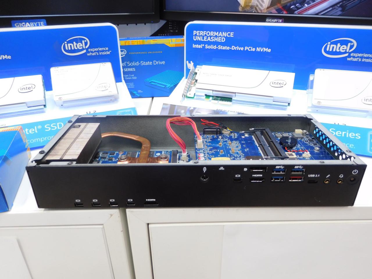 [15/03/2016] Gigabyte auf der Cebit 2016: Die Ausgänge der zusätzlichen Grafiklösung werden über den MXM-Träger nach außen geführt. Die Anschlusspositionen passen nicht zur Design-Studie eines möglichen Seriengehäuses.