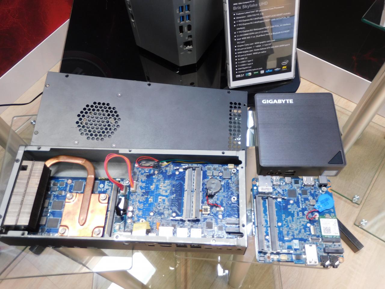 [15/03/2016] Gigabyte auf der Cebit 2016: Das Mainboard des Prototypen erinnert an die neuen Skylake-Brix (rechts), ist aber etwas größer. Bei beiden sitzt die verlötete Intel-mobile CPU auf der Unterseite.