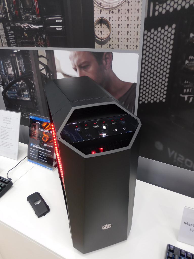 [15/03/2016] Cebit 2016 Cooler Master: Das Master Case Maker 5 bekommt ein hintergrundbeleuchtetes Front-Panel mit USB Typ-C, Lüfter- und Beleuchtungssteuerung.